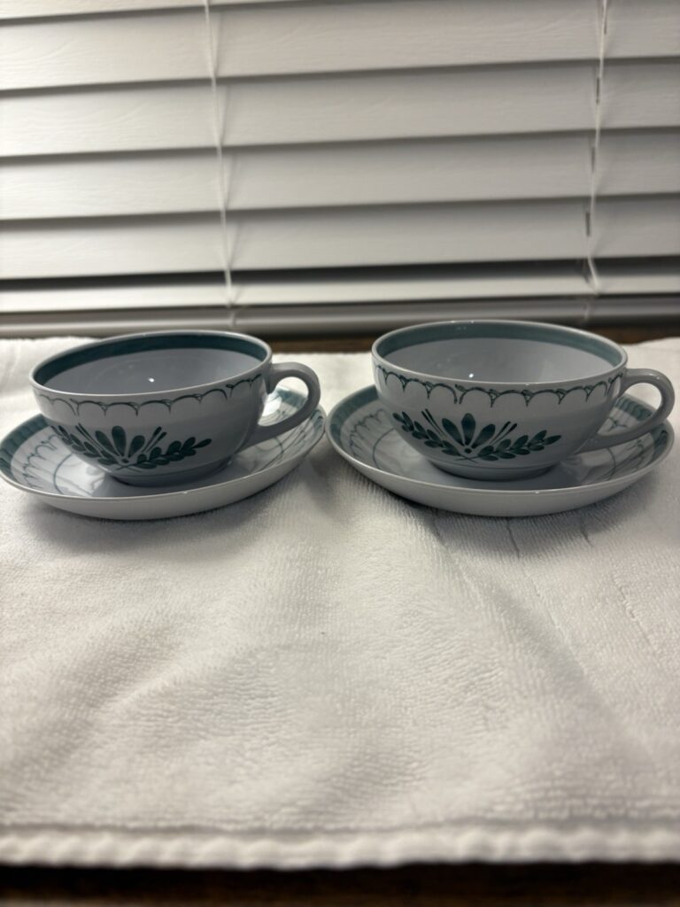Read more about the article Vintage Arabia Finland Green Thistle Tea Cup and Saucer SET of 2