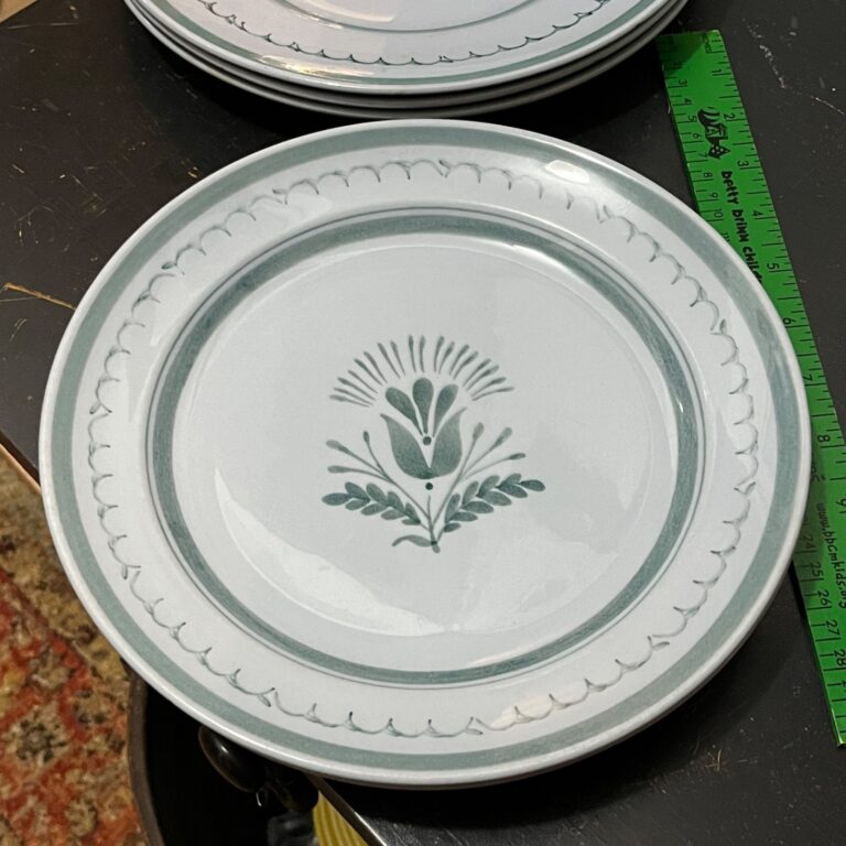 Read more about the article Arabia of Finland GREEN THISTLE  Luncheon Plates 9.5″ or 9 3/8″ – 4 available