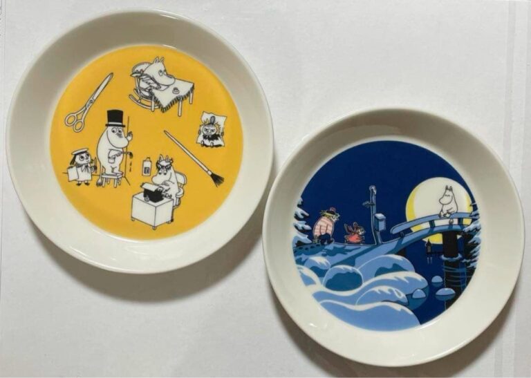 Read more about the article ARABIA Moomin Winter Scene Plates 2pcs Yellow and Blue 19cm New
