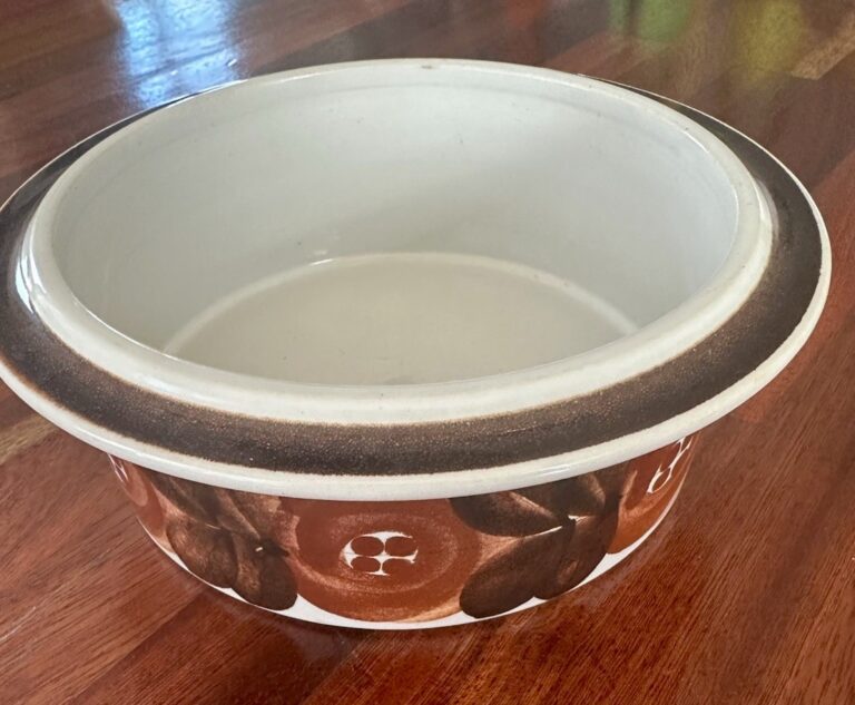 Read more about the article Vintage Arabia Finland Ulla Procope Anemone Rosmarin Brown 7.25” Bowl Signed