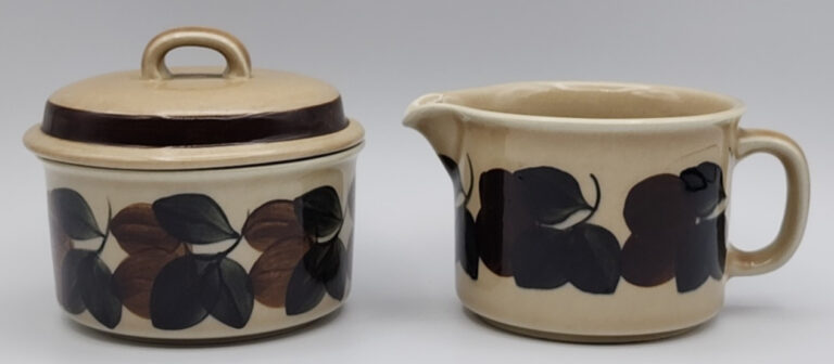 Read more about the article Ruija Troubadour Arabia Finland Lidded Sugar with Creamer