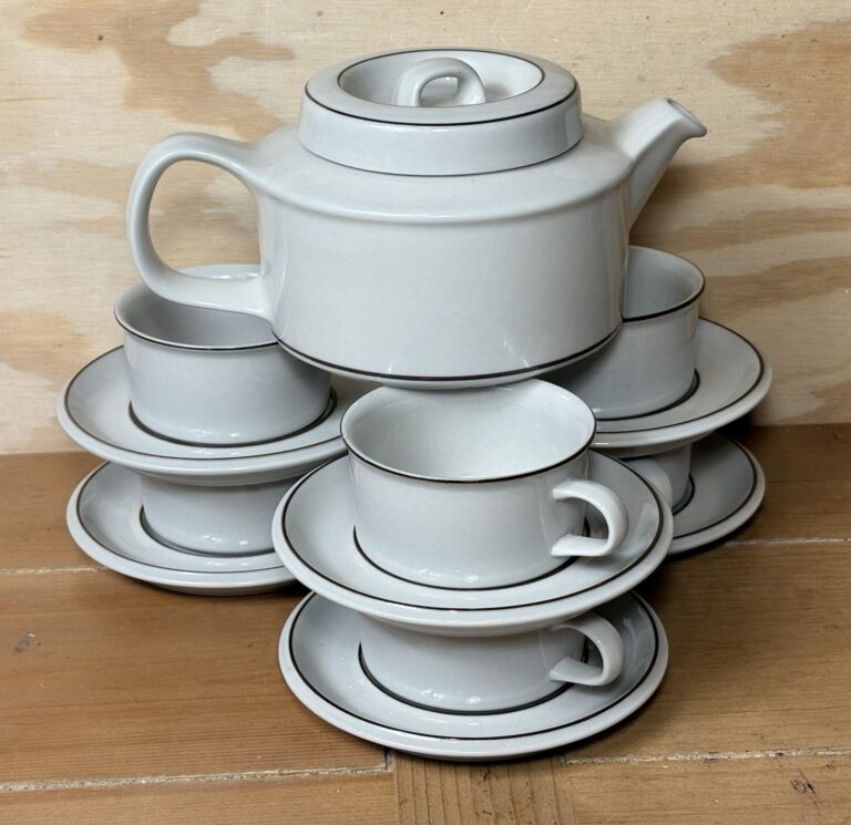 Read more about the article Arabia Finland Fennica Teapot with  Infuser   and 6 Mugs / Saucers