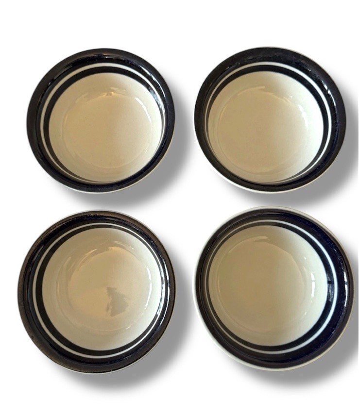 Read more about the article Arabia Finland Anemone Blue Edged Cereal Bowl 6-1/4” RARE Ulla Procope Set Of 4