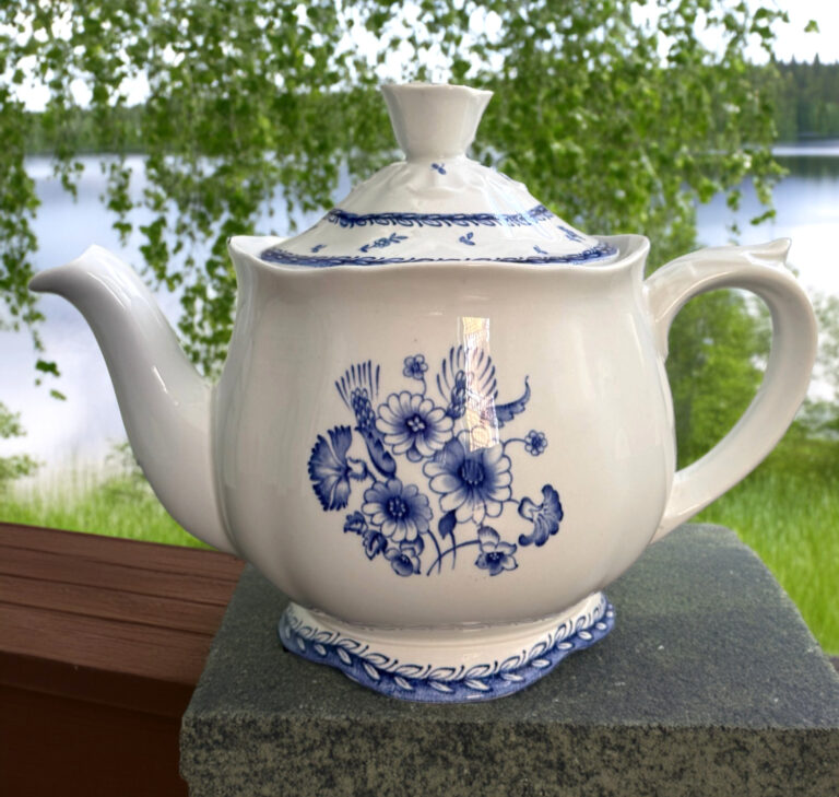 Read more about the article ARABIA OF FINLAND Finn Flower Blue Round Teapot and Lid Vintage fills to 5.5 cups