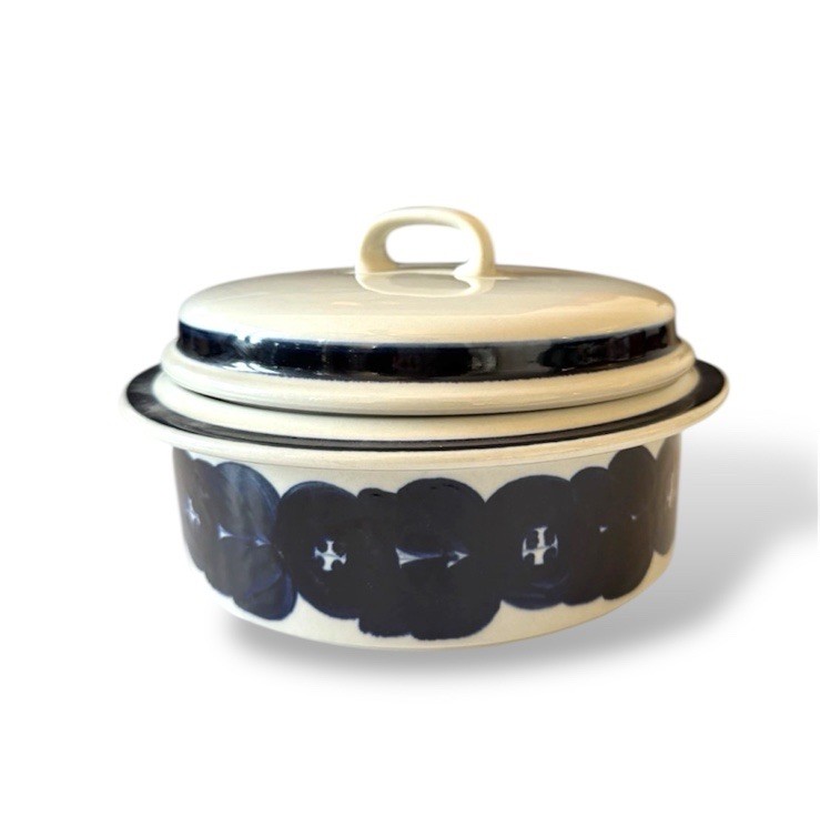 Read more about the article Arabia Finland Anemone Blue Covered 9″ Round Casserole Dish With Lid MCM 1960s