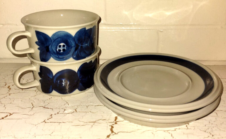 Read more about the article Pair MCM Arabia Finland ANEMONE Flat Coffee Tea Mug Cups and Saucers Ulla Procope