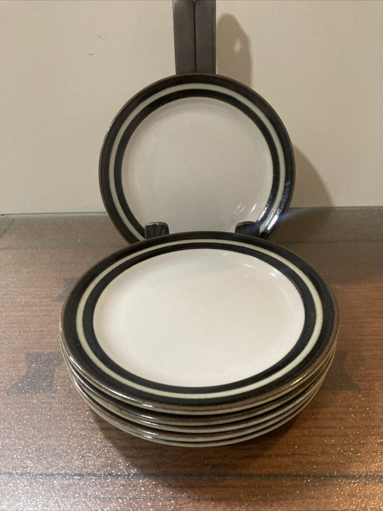 Read more about the article Arabia of Finland KARELIA Brown Bands – Set of 6 Bread and Butter Plates