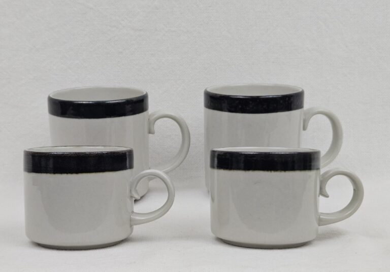 Read more about the article 4x Arabia of Finland Karelia Mug Finland 1970s Ivory Dark Iridescent Free Ship