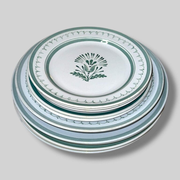 Read more about the article Arabia Finland Green Thistle Plates Set of 16  Handpainted  Vintage EUC
