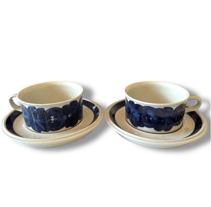 Read more about the article ARABIA FINLAND Anemone Set (2) Flat Coffee Cups And Saucers Hand Painted Signed