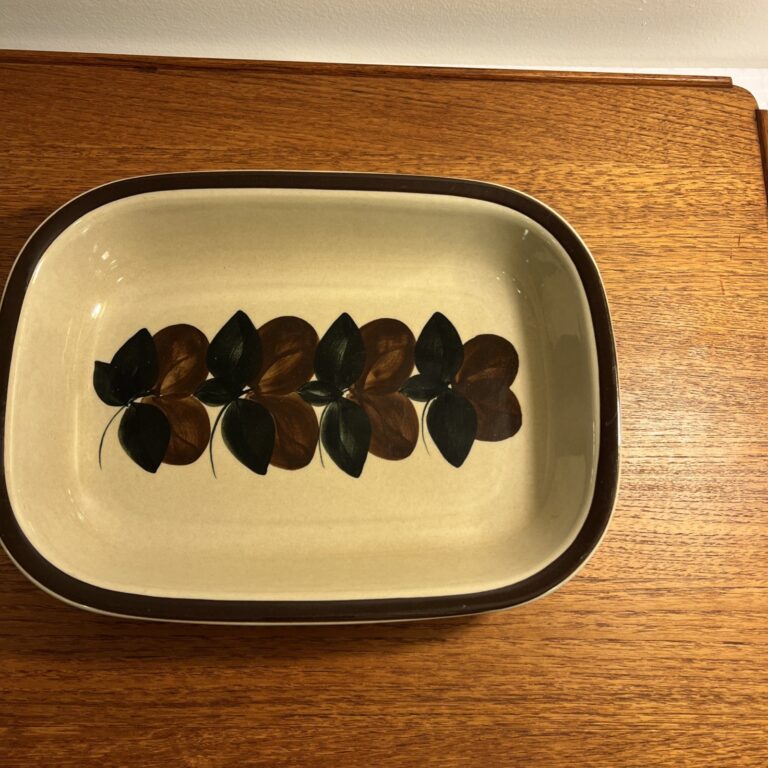 Read more about the article Vintage Arabia Finland Ruija Troubadour 9 in X 12 in Baking/Serving Dish