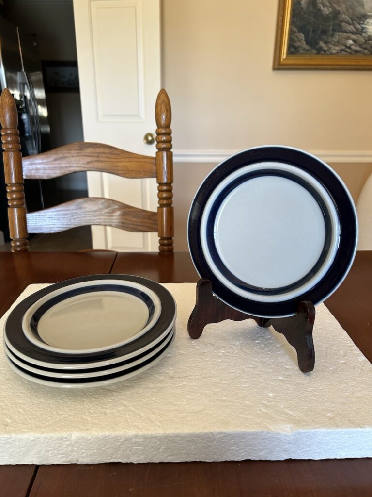 Read more about the article Set 4 Arabia Finland ANEMONE 8′ Salad Plates Blue and White 2nd Set Available