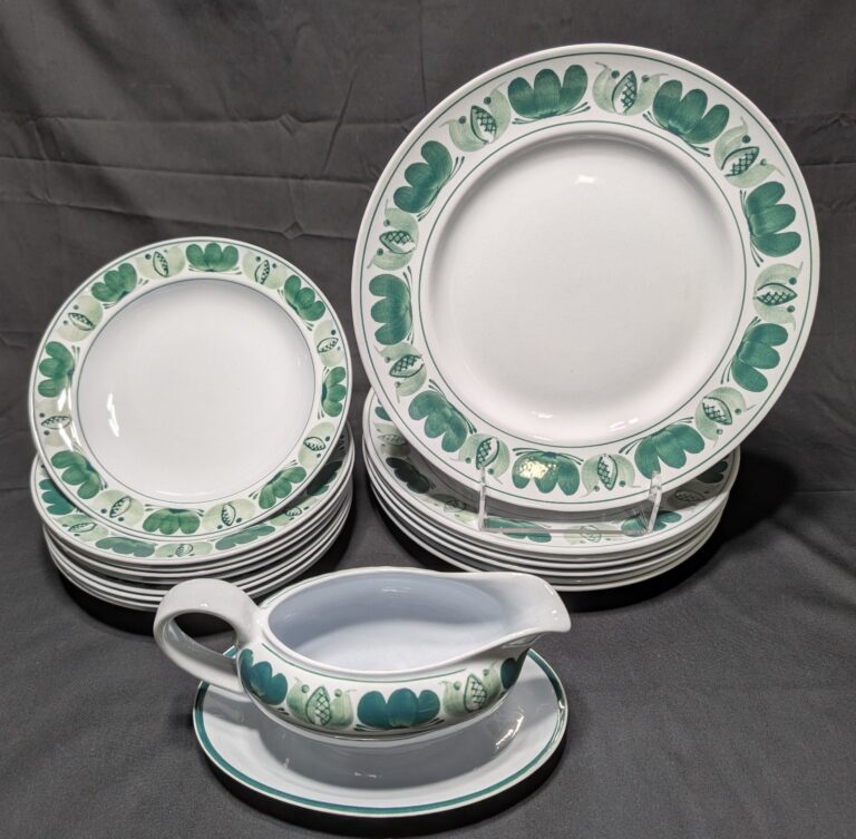 Read more about the article Vintage Arabia Finland Green Laurel 17 Pc Set China Dinner Plates Soup Bowls