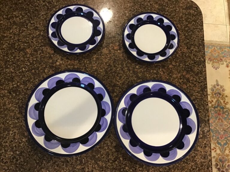 Read more about the article 4 MID CENTURY ARABIA FINLAND SIGNED ANJA JAATINEN PAJU 10 1/4″ DINNER 2 SALAD